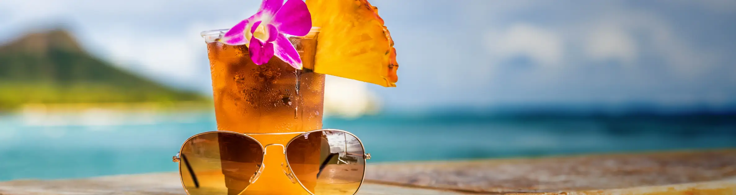 CODE 13 | 王道デザインと斬新なカラーの融合：たくましさを演出するアイテムを明るい色に染める。その大胆な試みは、刺激を求めるユーザーの心を昂ぶらせてくれる。