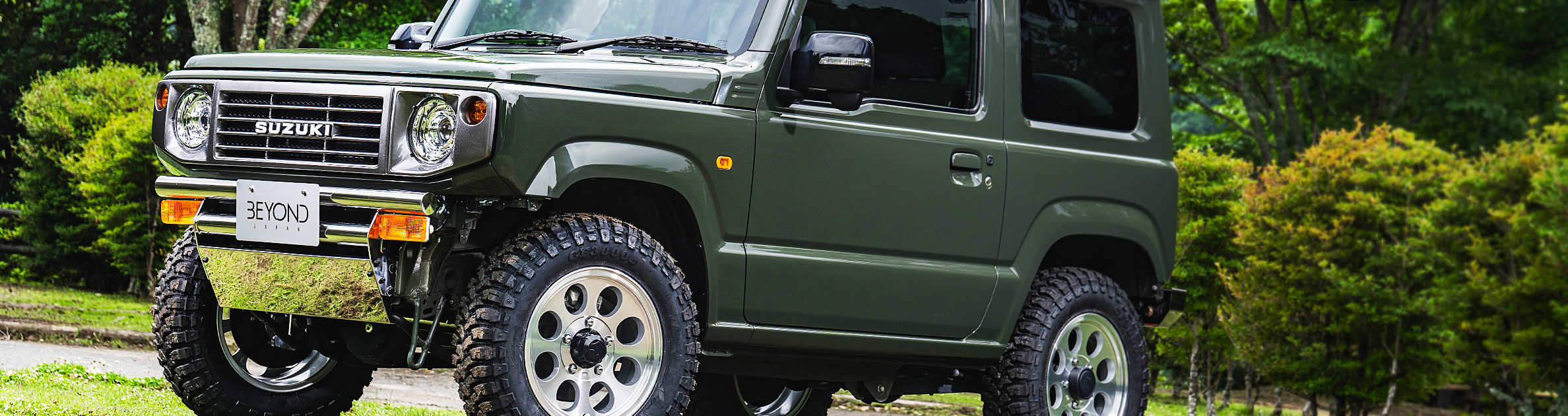 CODE 16 | 華やかなボディ色に、煌びやかなアイテムを：強烈な存在感を放つキネティックイエローに、素材の持ち味を最大限に生かした質感とインパクトが際立つ。